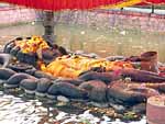 Schlafender Vishnu in Budhanikantha